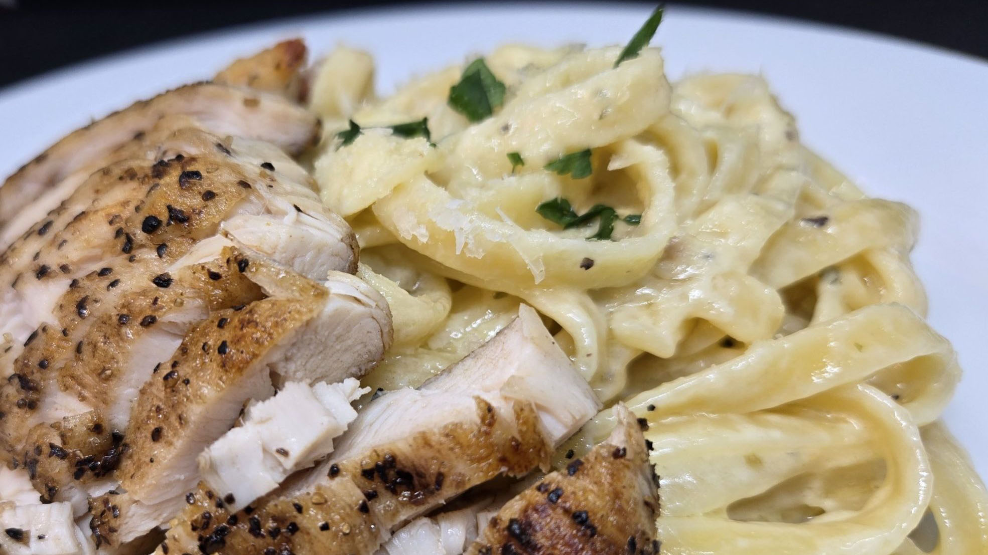 Fettuccini Alfredo With Garlic Chicken